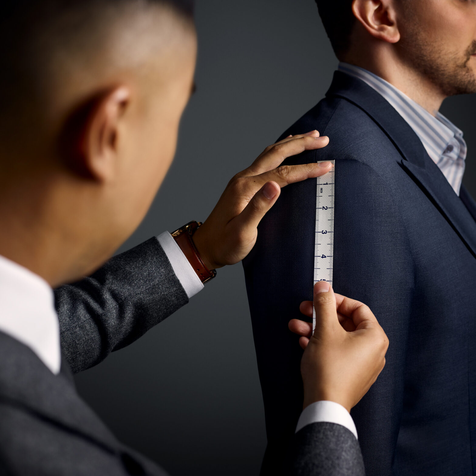 Prise de mesures pour complet sur mesure
