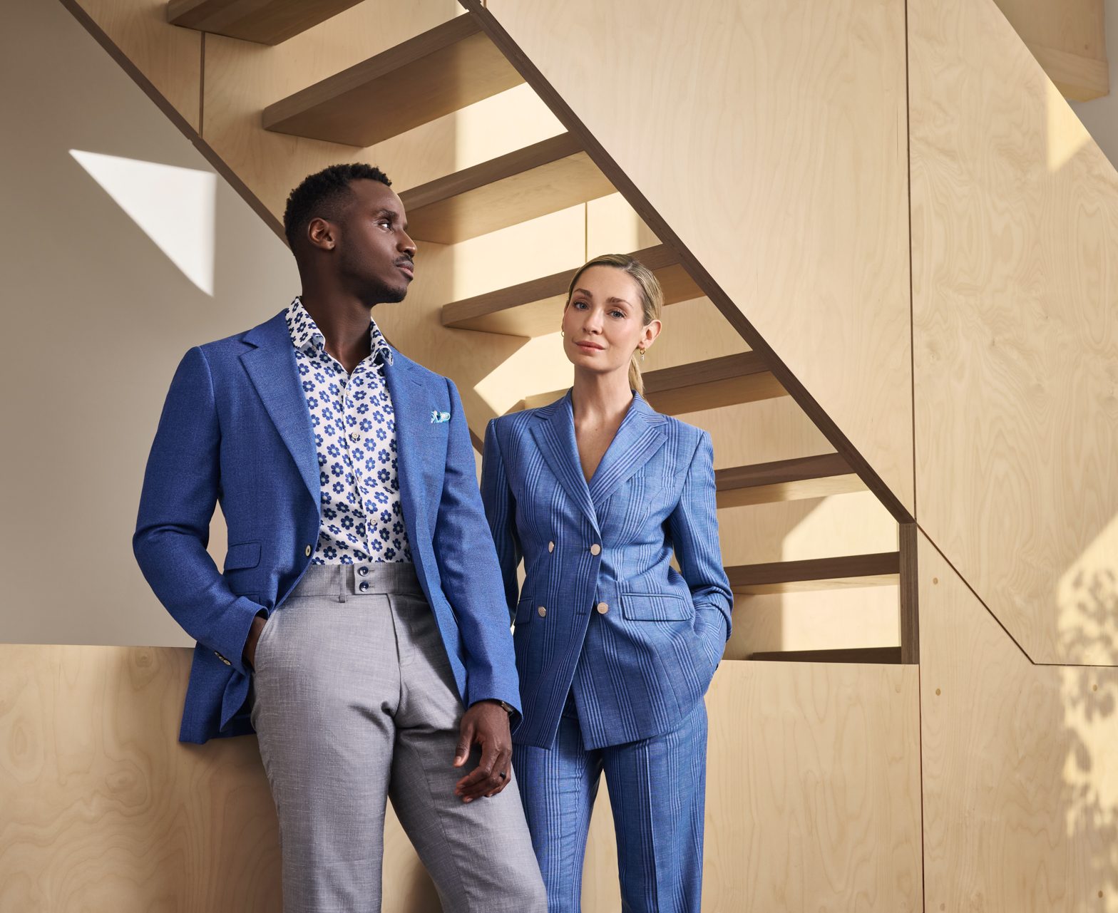 Deux personnes en complets bleu