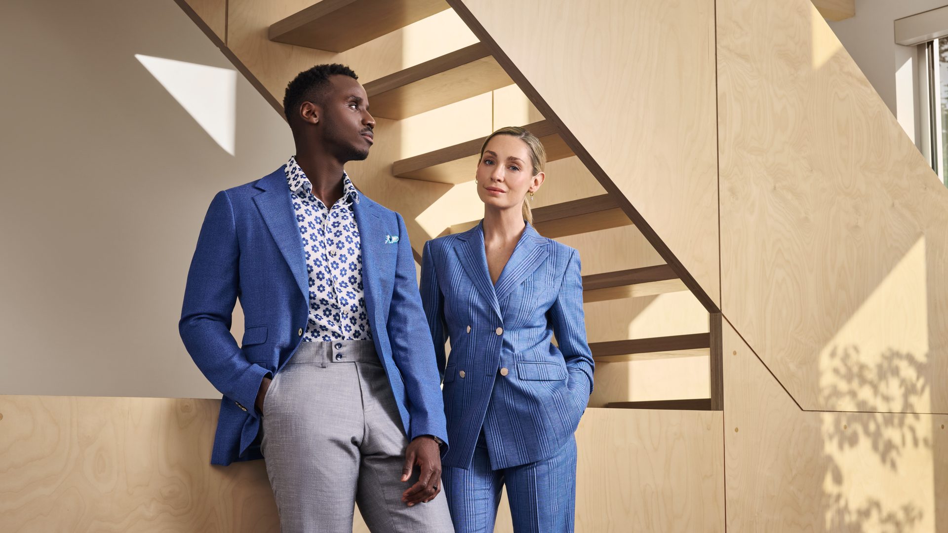 Deux personnes en complets bleu